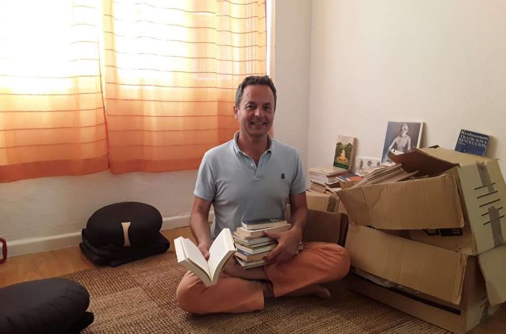 El IAYoga recibe una importante donación de libros de Yoga y Meditación