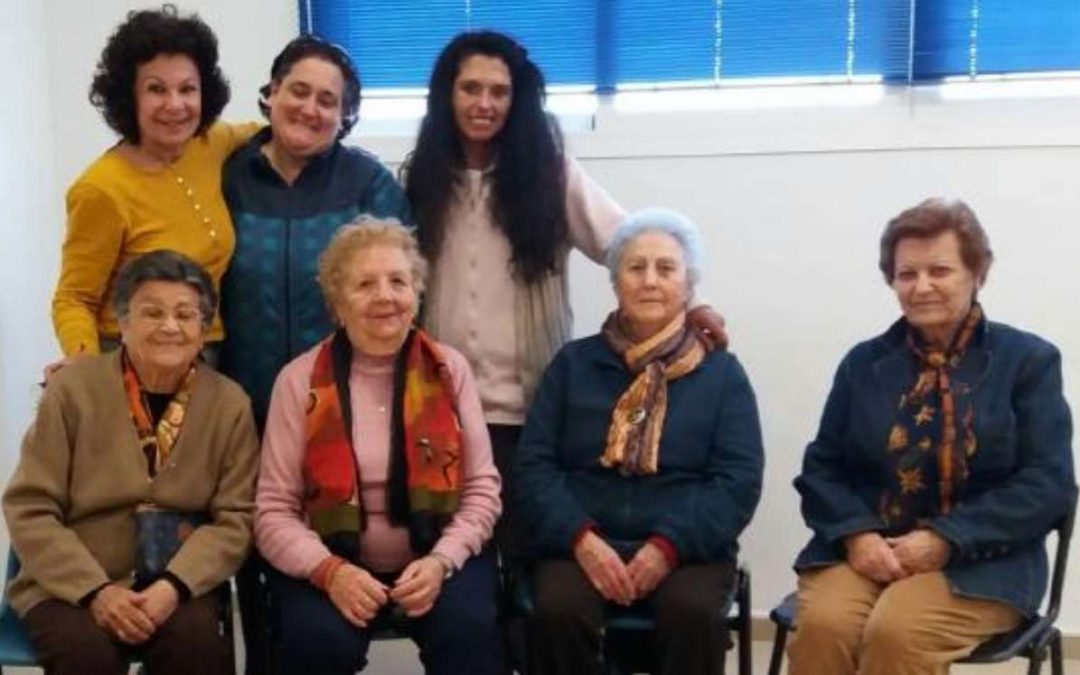 Responsabilidad social del IAYoga: Yoga en silla para personas mayores, con fibromialgias o con movilidad especial.