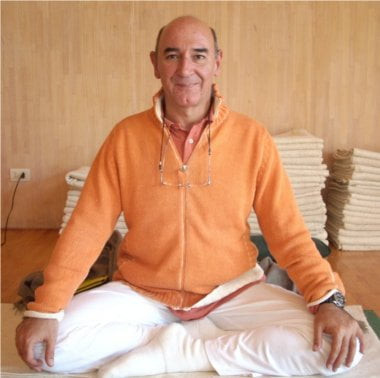 Danilo Hernández – Dr. Reque  “I Aspectos anatómicos y fisiológicos en el Yoga, y compendio histórico y filosófico del yoga” – 6, 7 de abril.