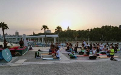 Yoga en el Deporte en la Feria el 3 de agosto en el Muelle Uno. Yoga, lenguaje universal. Claire Jones, Gloria Rico @MundoYoGlo