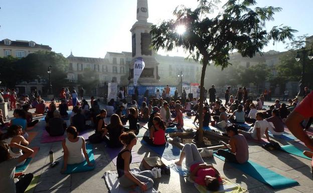 Diario Sur y La Opinión: Yoga en la Plaza. Organizado por el IAYoga en colaboración con el Ayto. de Málaga y Barrio Picasso