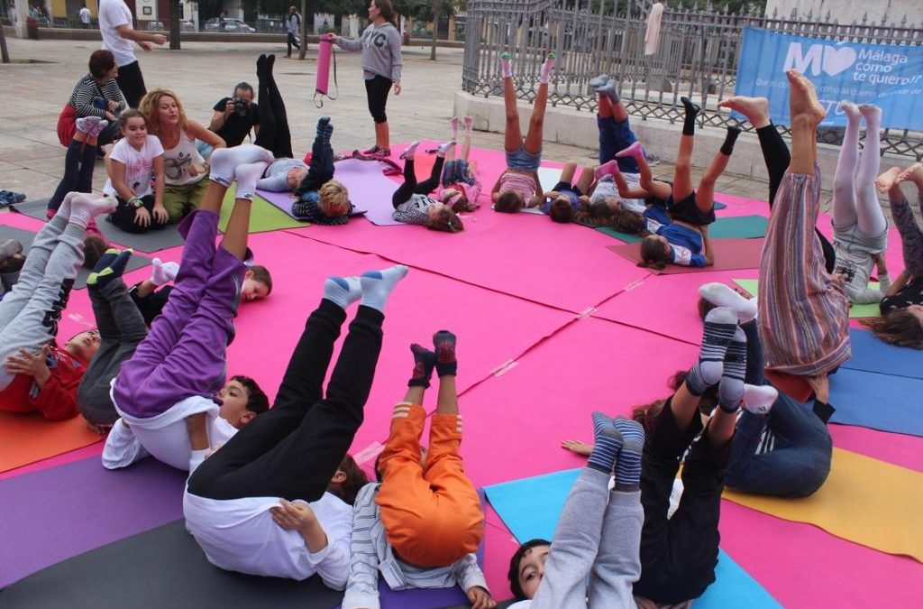 Yoga para niños y sus familias. Promovido por el IAYoga, dirigido por Mónica González y Rafael Valencia