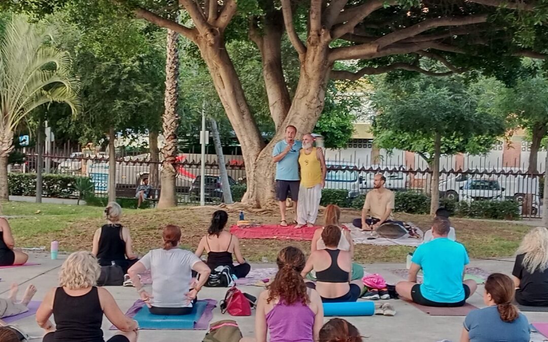 📷 (Fotos y vídeos) Gracias por vuestra hermosa participación en “Yoga, luz y alegría”, sesión al aire libre con motivo del Día Internacional del Yoga y del solsticio de verano.
