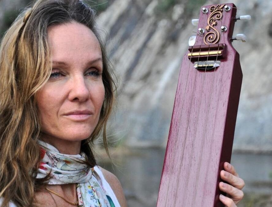 Colaboración especial de Sofi Gibson: Mantra y Música Medicina en Vivo · Jueves 31 de julio · 20:00 h · Yoga en Deporte en la Feria · Cubo de Colores Pompidou · Paseo de la Farola (Terraza)